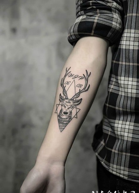 女子手臂几何鹿首纹身图案
