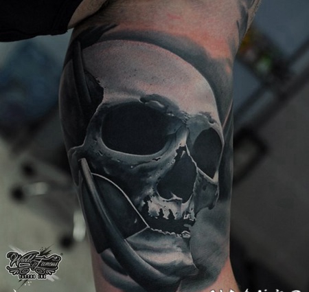 写实风格的灰色骷髅手臂纹身图案