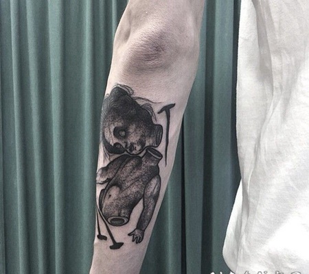 点刺风格的黑色破娃娃手臂纹身图案