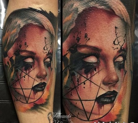 手臂恐怖风格的女人与符号纹身图案