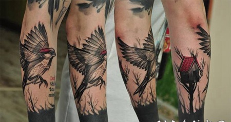 插画风格的小鸟和树屋彩色手臂纹身图案