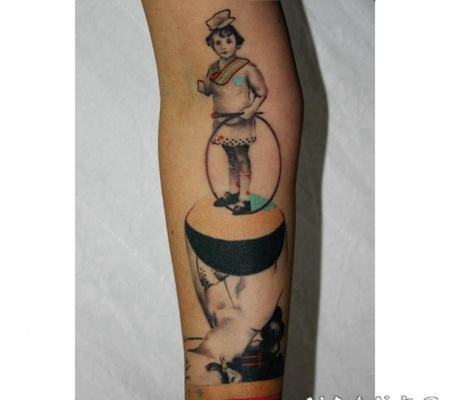 手臂卡通风格彩色人像纹身图案