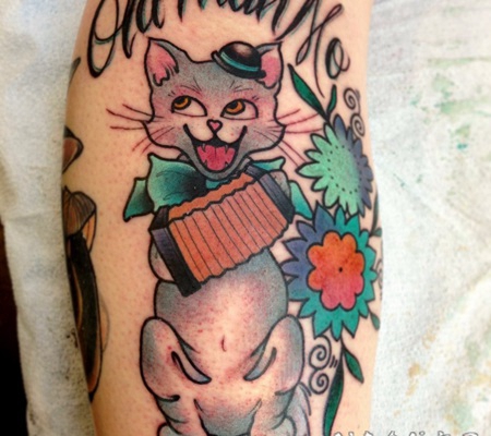 卡通风格的彩色猫与鲜花和手风琴手臂纹身图案