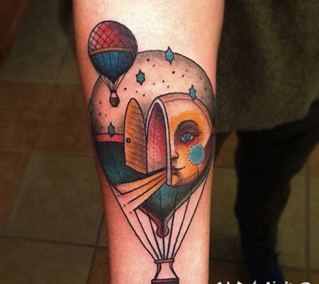超现实主义风格的彩色飞行气球手臂纹身图案