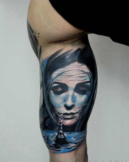 写实风格彩色女人肖像和水滴手臂纹身图案