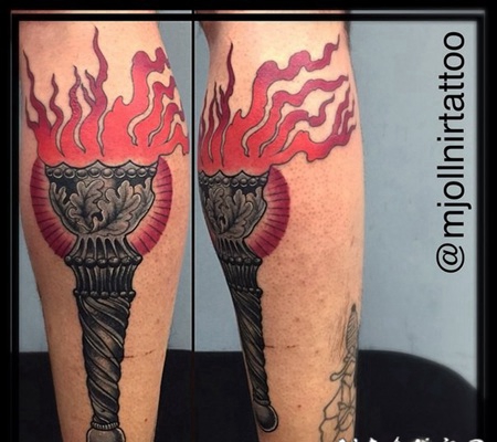 小腿彩色的古代火炬个性纹身图案