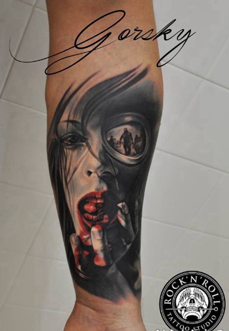 手臂彩色女人用防毒面具纹身图案