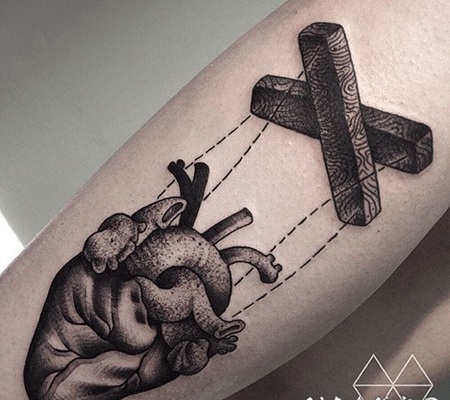 雕刻风格黑色点刺心脏木偶手臂纹身图案