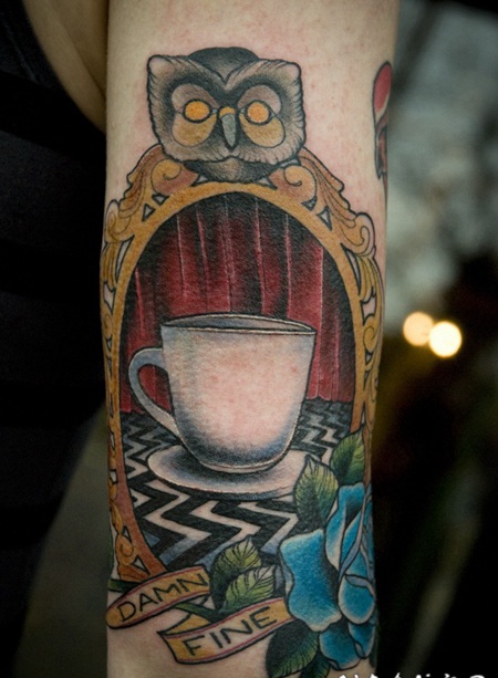 复古风格的茶杯和玫瑰手臂纹身图案