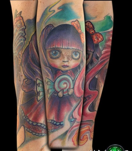 卡通风格可爱的娃娃与糖果彩色手臂纹身图案