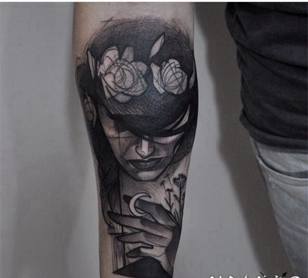 雕刻风格黑色神秘女性与花朵手臂纹身图案