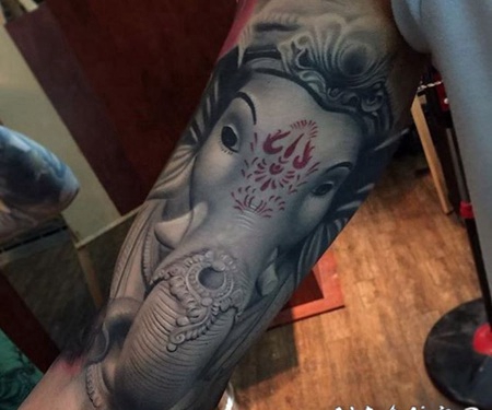 印度教风格彩色象神写实手臂纹身图案
