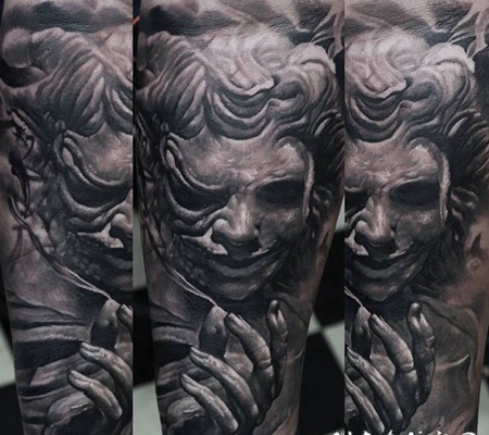 灰色的恶魔人类手臂纹身图案