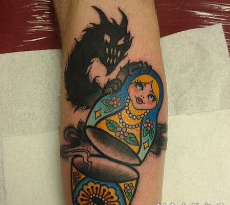 old school彩色俄罗斯套娃和幽灵手臂纹身图案