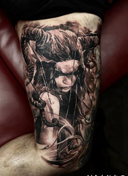 黑灰魔鬼的女人和羊角手臂纹身图案