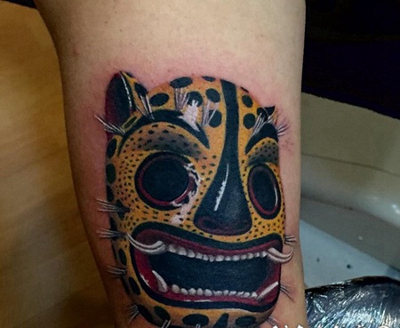 难以置信的彩色日本老虎面具手臂纹身图案