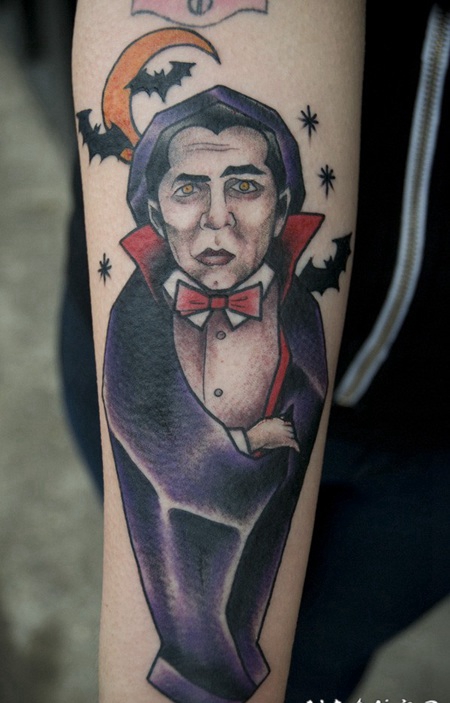 插画风格彩色德古拉伯爵与蝙蝠手臂纹身图案
