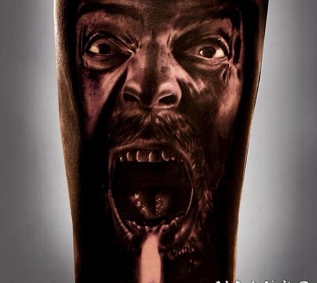 可怕的彩色蜡烛与尖叫男子手臂纹身图案