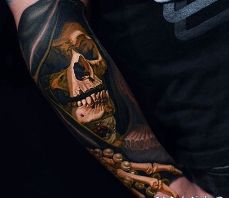 写实风格的彩色骷髅死神手臂纹身图案