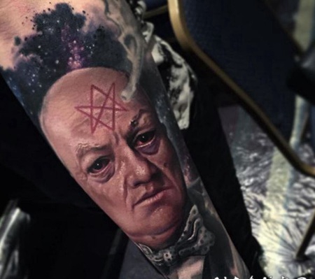 令人毛骨悚然的神秘男子与符号手臂纹身图案