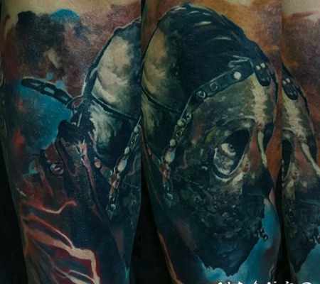 彩色神秘男子与面具手臂纹身图案