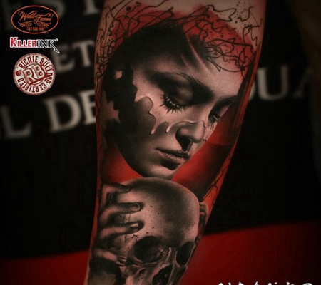 逼真的彩色女人肖像与骷髅手臂纹身图案