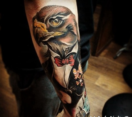 彩色插画风格绅士老鹰和花朵手臂纹身图案