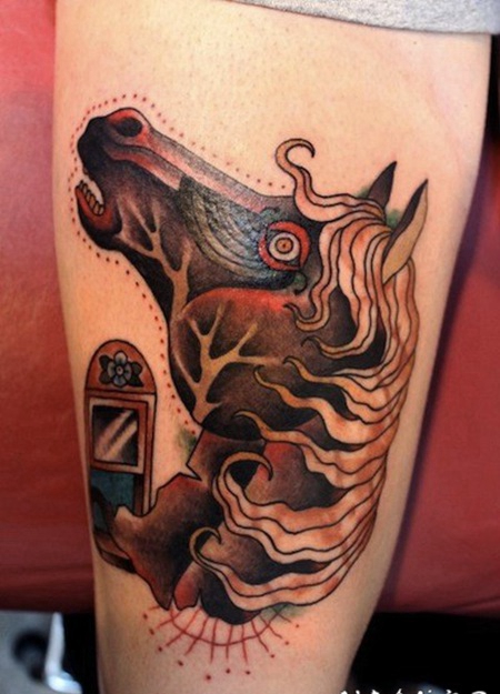 神秘的彩色马头与镜子手臂纹身图案