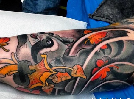 手臂彩色蘑菇和羽毛浣熊纹身图案