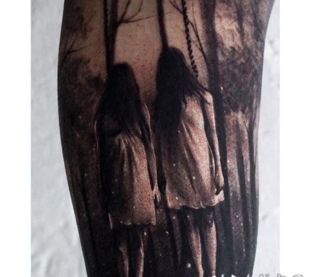 手臂毛骨悚然的姐妹在森林纹身图案