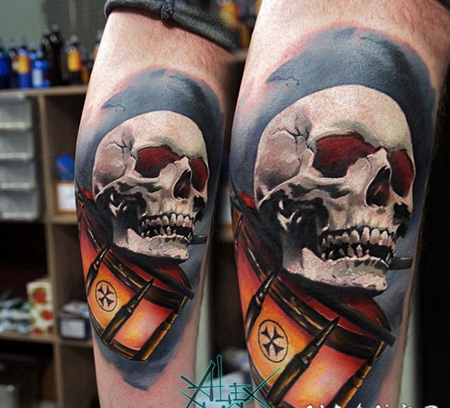 手臂彩色的骷髅与鼓纹身图案