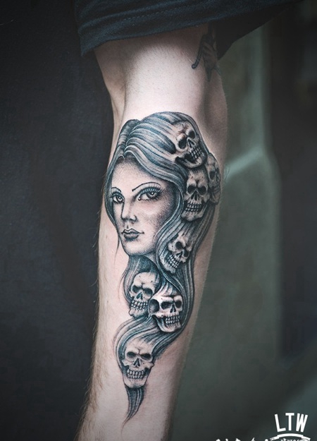 手臂简单手绘女人与骷髅纹身图案