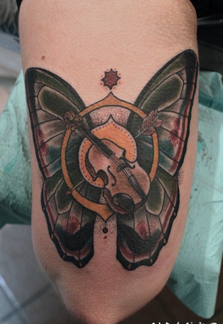 old school彩色蝴蝶和小提琴手臂纹身图案