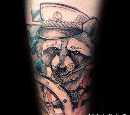 手臂素描风格的彩色浣熊水手纹身图案