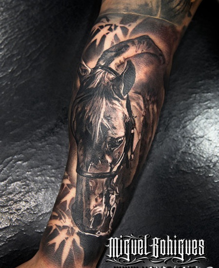 非常逼真的彩色马头手臂纹身图案