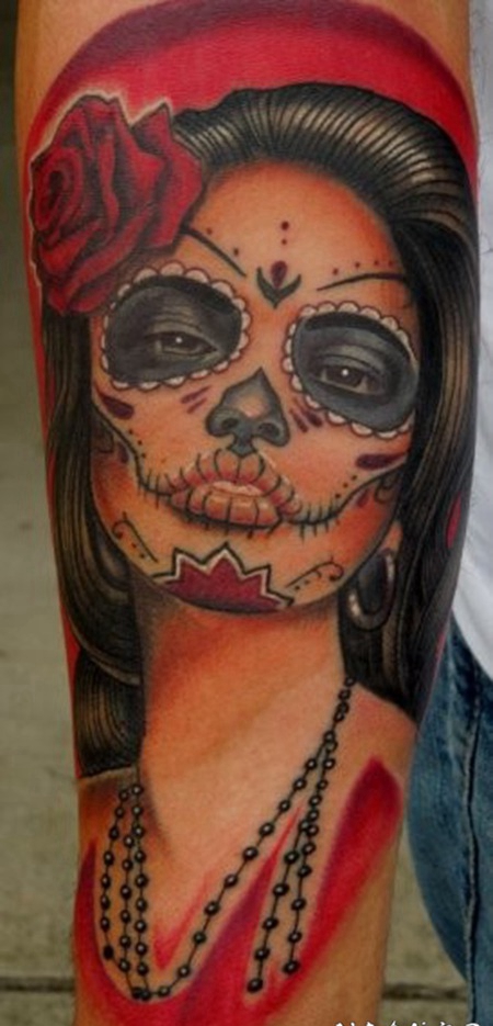 墨西哥传统风格的彩色女郎玫瑰手臂纹身图案