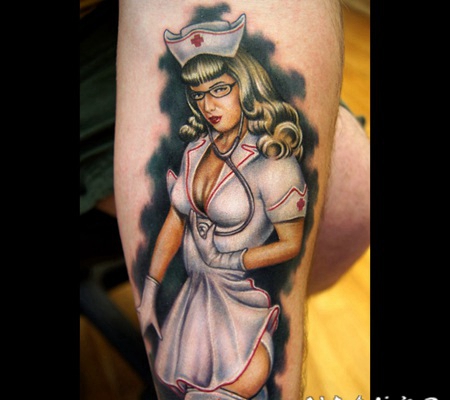 性感的女护士彩色手臂纹身图案