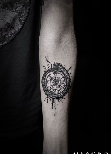 手臂衔尾蛇时钟纹身图案