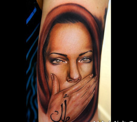 彩色女人肖像与头巾手臂纹身图案