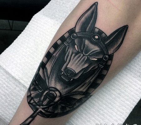 令人毛骨悚然的埃及神阿努比斯手臂纹身图案