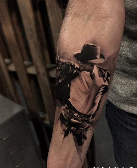 手臂黑灰舞蹈的迈克尔杰克逊纹身图案