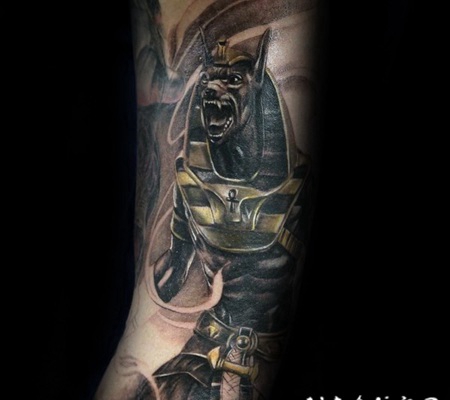 手臂愤怒的埃及神像彩绘纹身图案