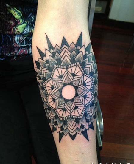 黑色的简单点刺印度教梵花手臂纹身图案