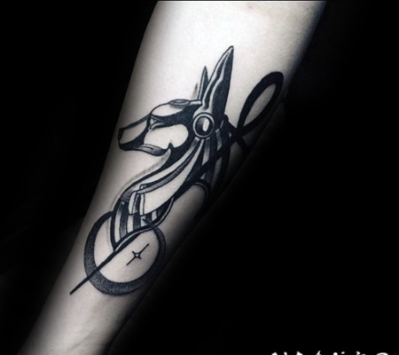 经典的黑色埃及神像与星星月亮手臂纹身图案