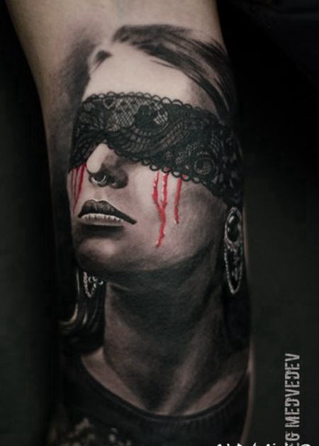 写实风格的彩色蒙面女子手臂纹身图案