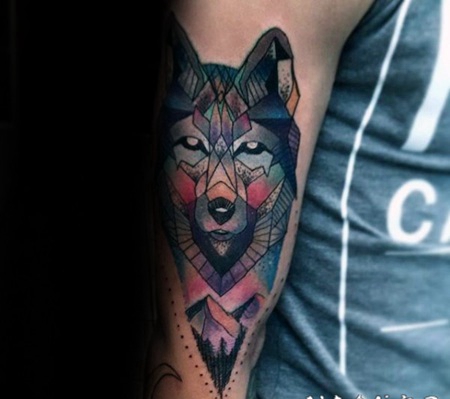 手臂七彩好看的狼头纹身图案