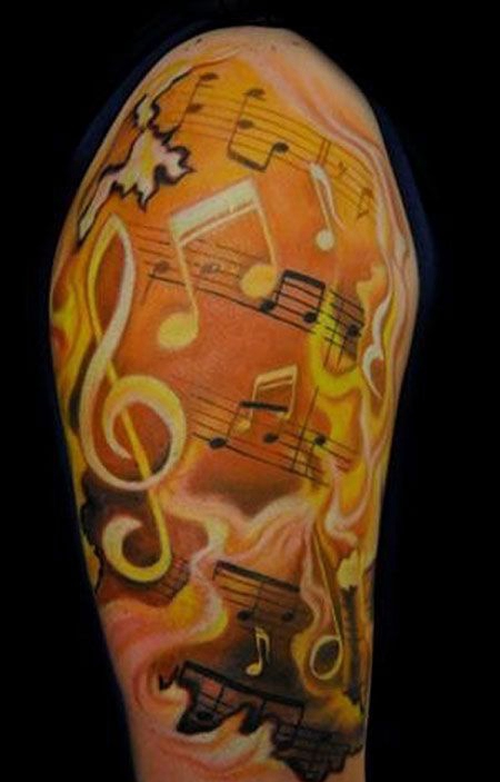 大臂上的乐谱音符纹身图案