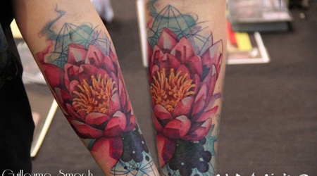 新传统风格的花朵手臂纹身图案