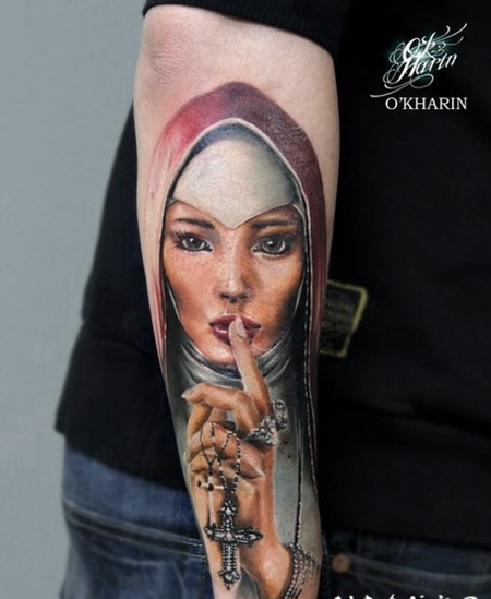 手臂彩色美丽的女人与十字架纹身图案