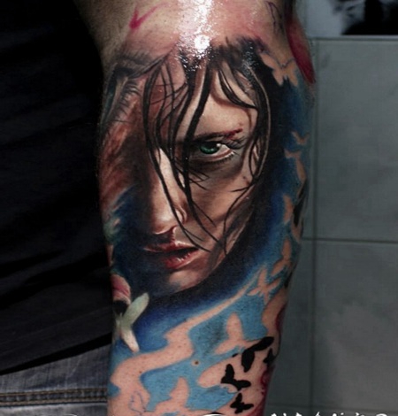 手臂可怕的女人肖像与蝴蝶彩色纹身图案